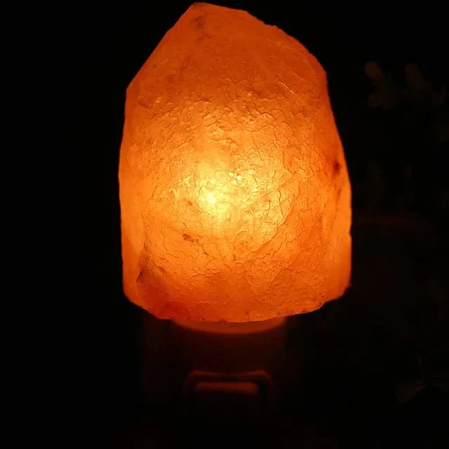 Veilleuse en sel de l'Himalaya diffusant une lumière douce