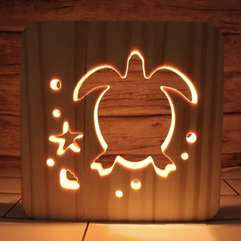 Veilleuse tortue en bois naturel émettant une douce lumière LED
