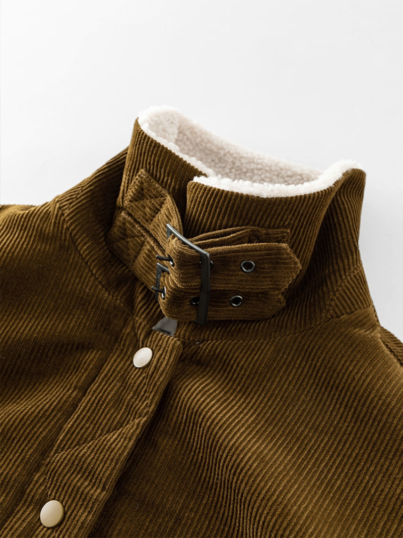 Veste portée avec jupe en jean et bottines