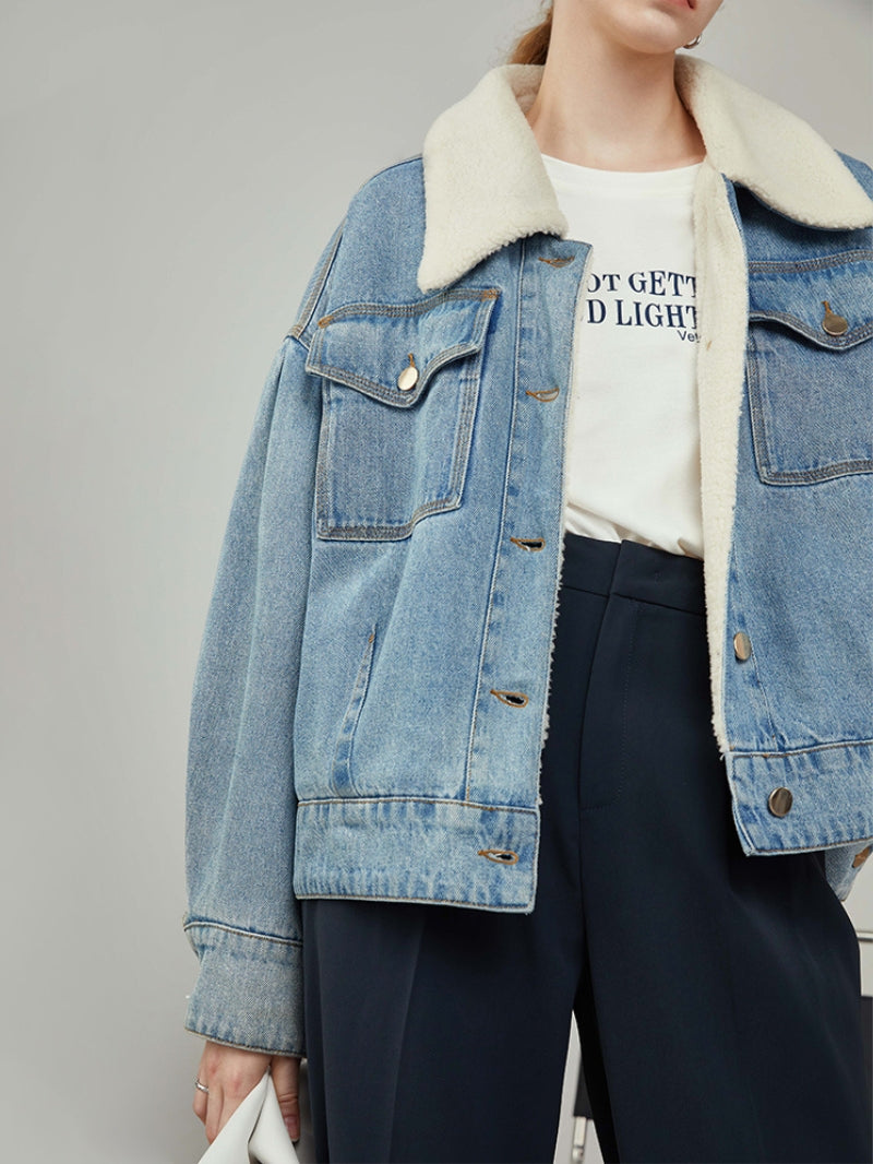 Veste en jean ouverte montrant l'intérieur douillet