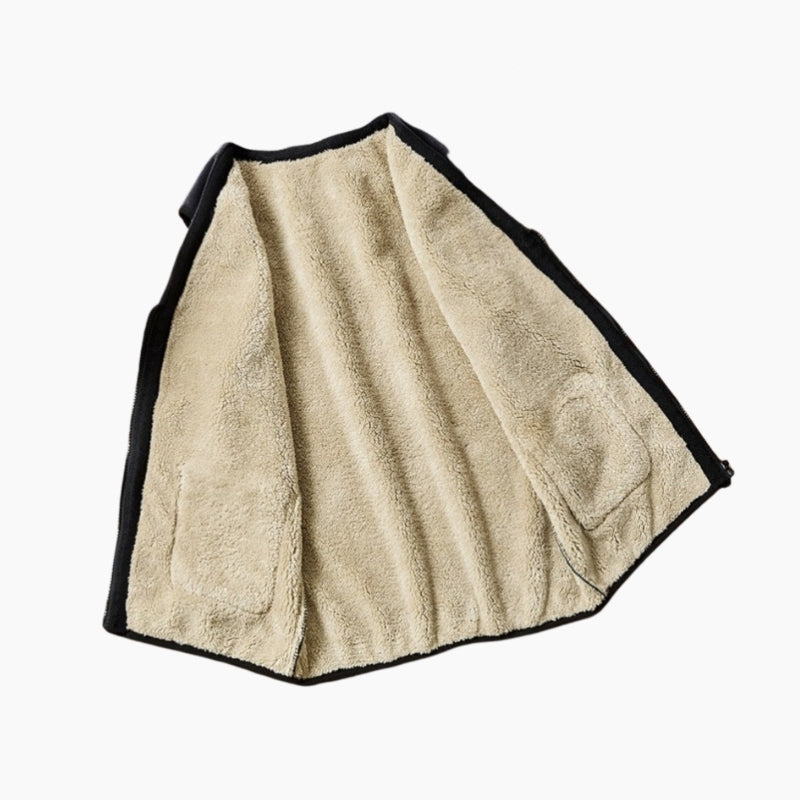 Détail du col en V et fermeture éclair de la veste noire