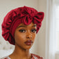 Bonnet en satin posé sur un lit blanc