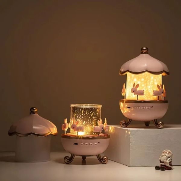 Télécommande pour veilleuse, posée sur une table de nuit
