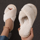 Chaussons posés à côté d'une tasse de thé fumante