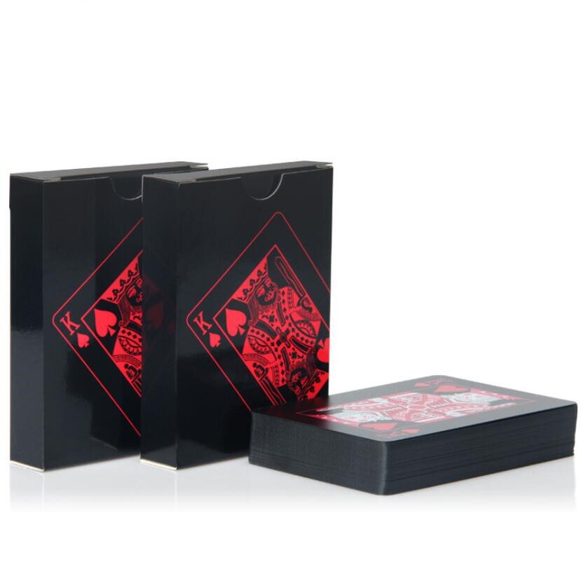Jeu de cartes rouges en PVC sur fond noir