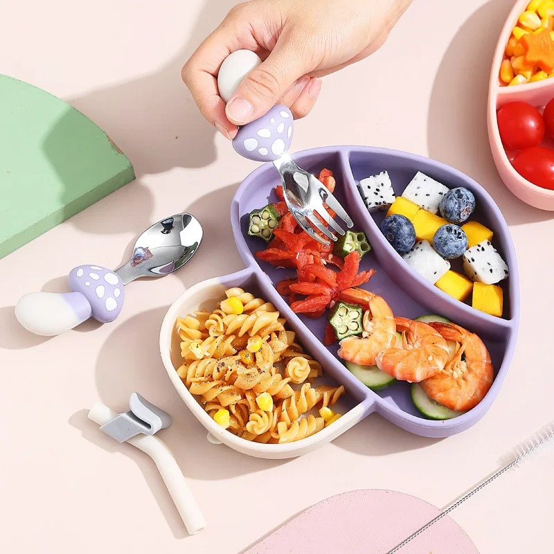 Vue de côté d'une assiette en silicone, couleur vive