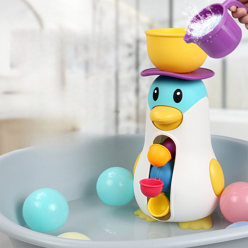 Enfant jouant avec un moulin à eau sécurisé au bain