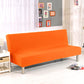 Housse extensible beige montrée sur un canapé-lit plié