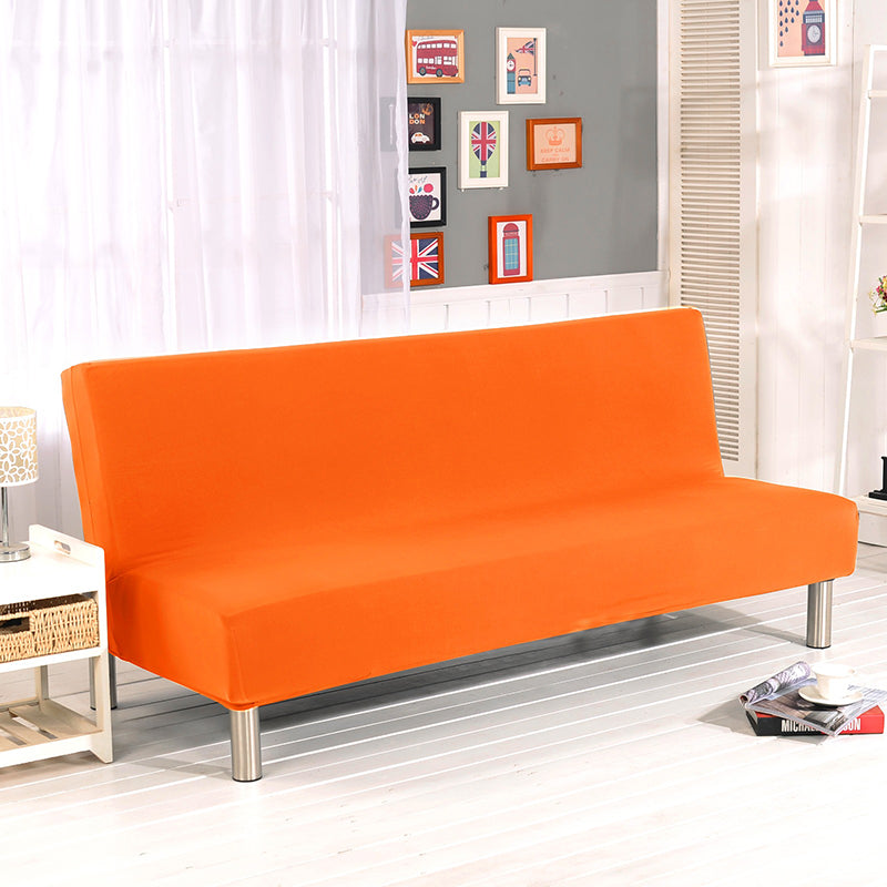 Housse extensible beige montrée sur un canapé-lit plié