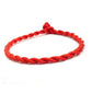 Deux bracelets rouges tressés pour couples sur fond blanc