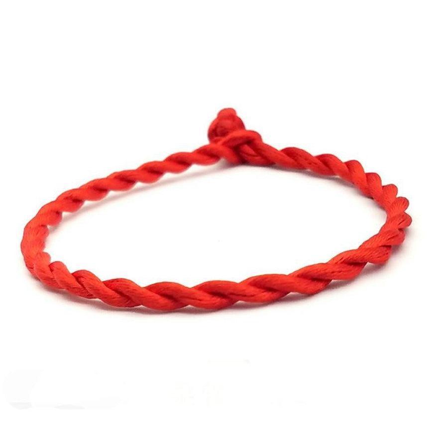 Deux bracelets rouges tressés pour couples sur fond blanc