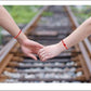 Bracelets rouges en gros plan montrant les détails du tressage