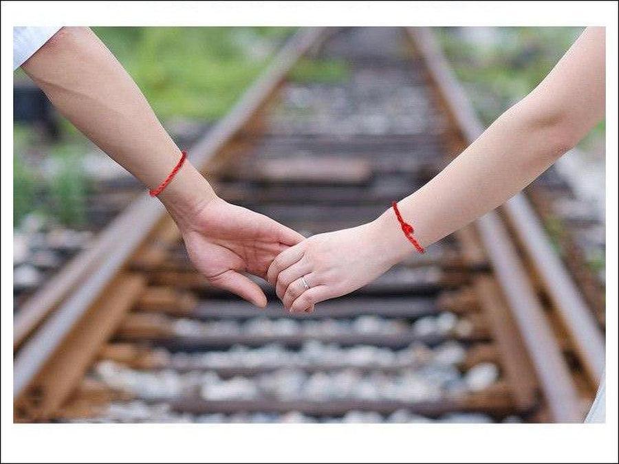 Bracelets rouges en gros plan montrant les détails du tressage