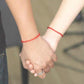 Ensemble de bracelets rouges porte-bonheur posés côte à côte