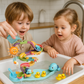 Enfants jouant avec un évier interactif et des accessoires