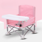 Enfant assis sur une chaise de camping légère et sécurisée