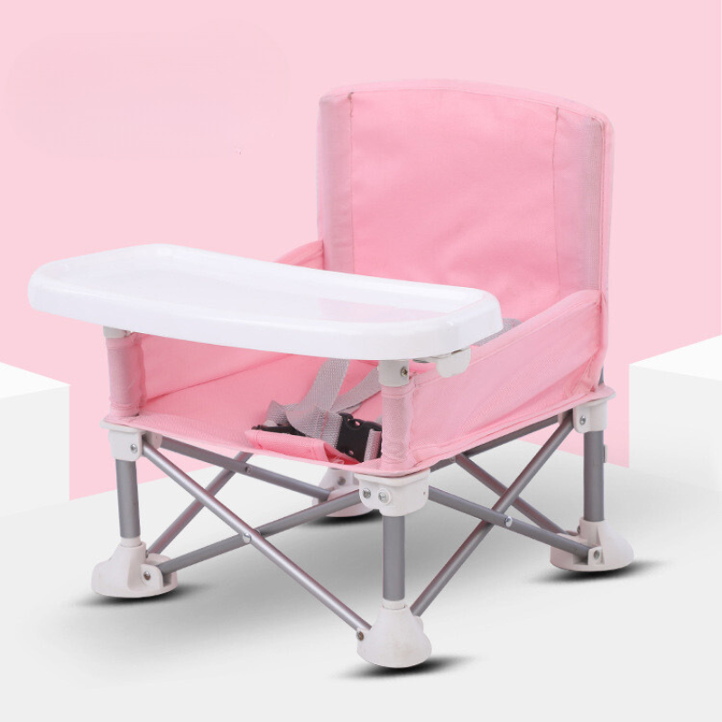 Enfant assis sur une chaise de camping légère et sécurisée