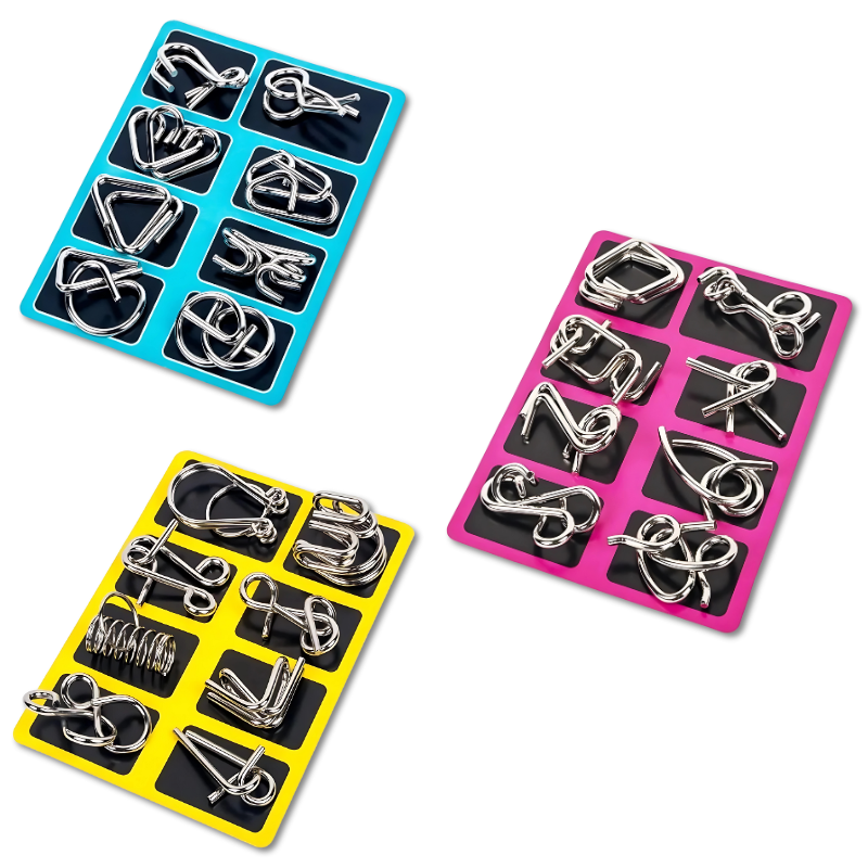 Trois emballages colorés de puzzles en métal alignés