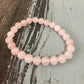 Gros plan sur les perles des bracelets en pierres naturelles