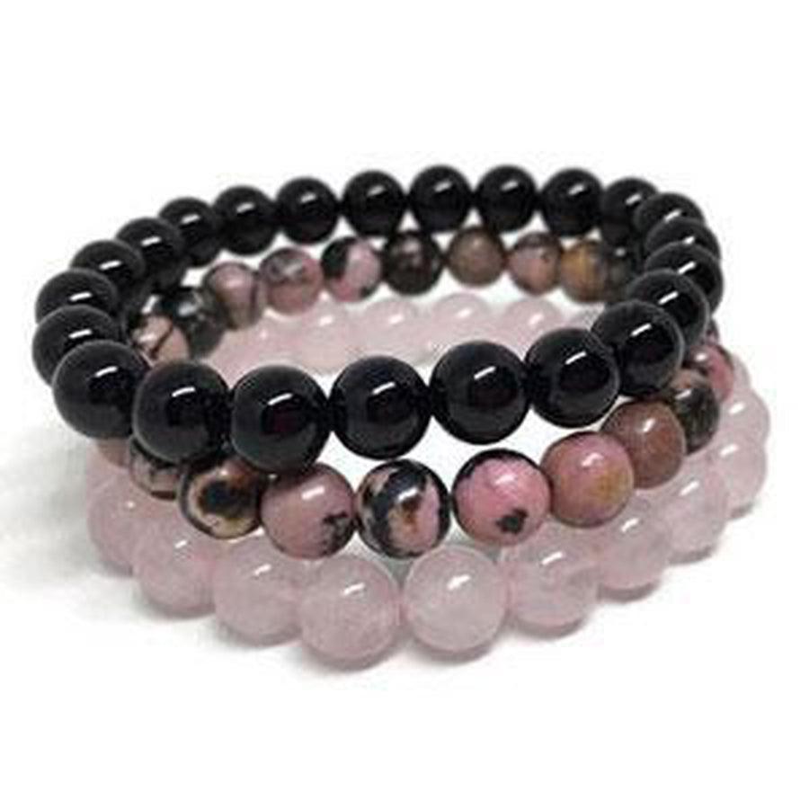 Bracelets disposés en cercle, montrant la diversité des pierres
