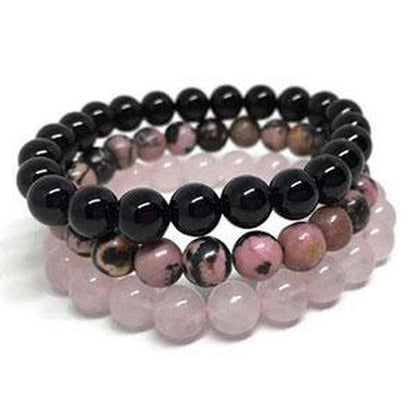 Bracelets disposés en cercle, montrant la diversité des pierres