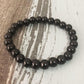 Vue rapprochée des bracelets posés sur une surface en bois