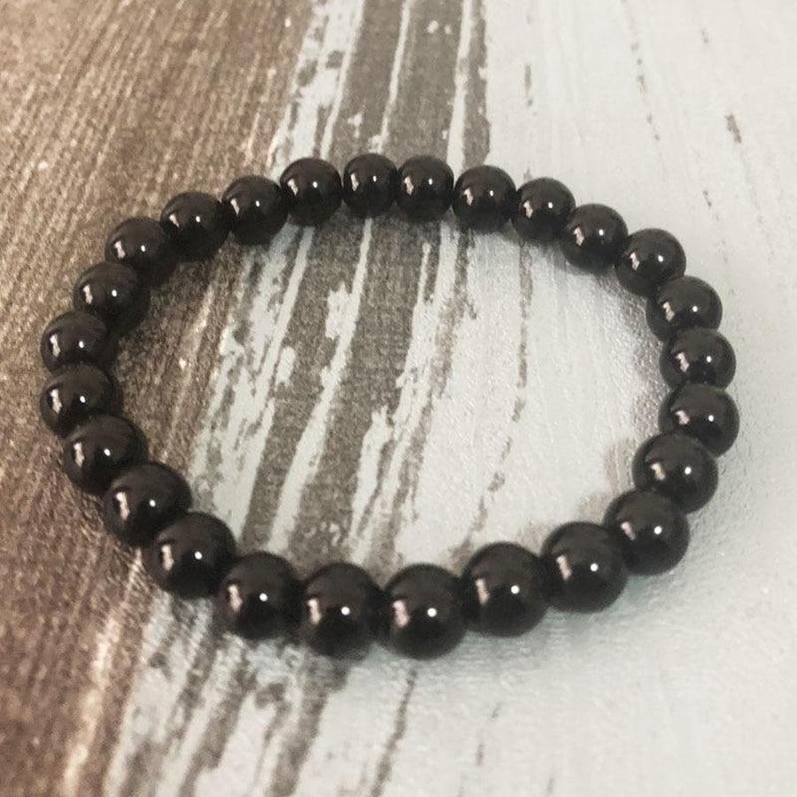 Vue rapprochée des bracelets posés sur une surface en bois