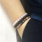 Détail des perles de quartz rose et onyx noir alignées