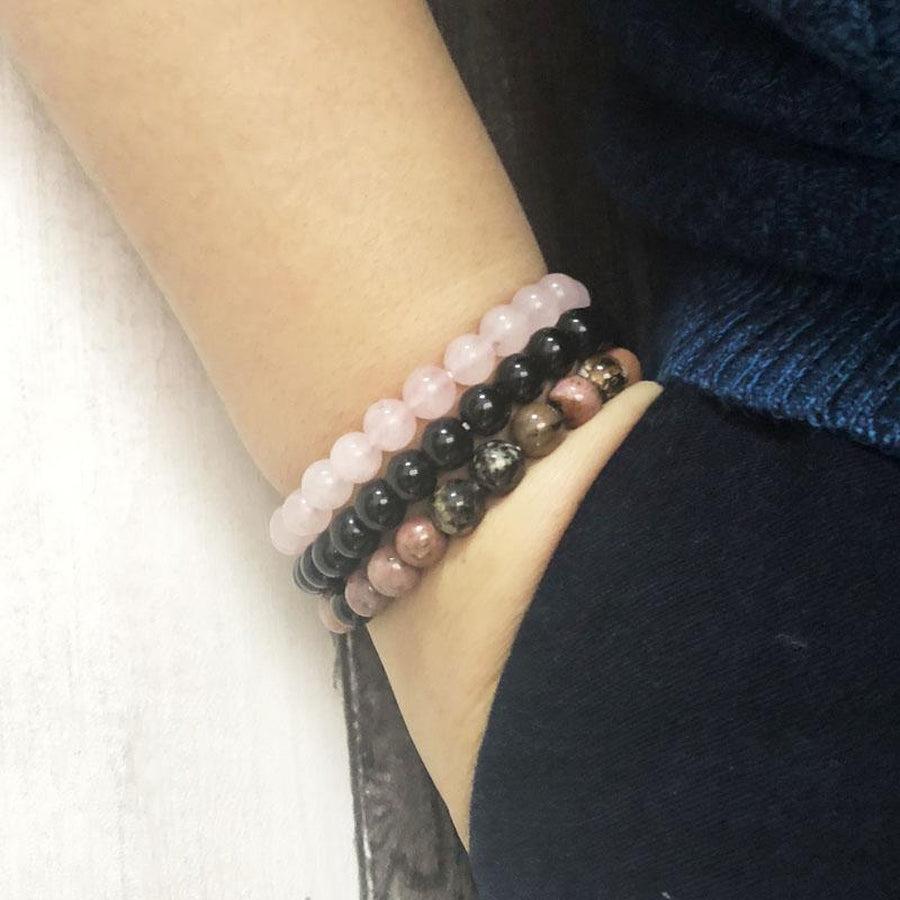 Détail des perles de quartz rose et onyx noir alignées