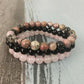 Ensemble de bracelets sur un fond neutre, mettant en valeur les couleurs
