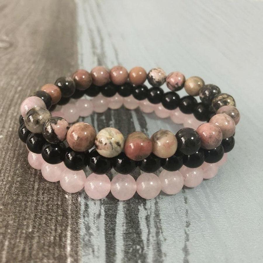 Ensemble de bracelets sur un fond neutre, mettant en valeur les couleurs