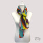 Foulard graphique abstrait porté comme accessoire de mode