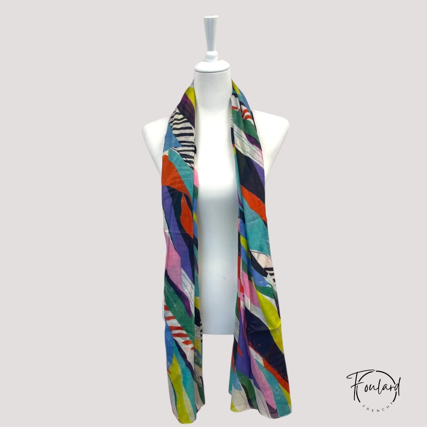 Détail des motifs colorés sur foulard en coton