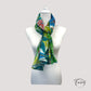 Foulard déployé montrant les motifs luxuriants et colorés