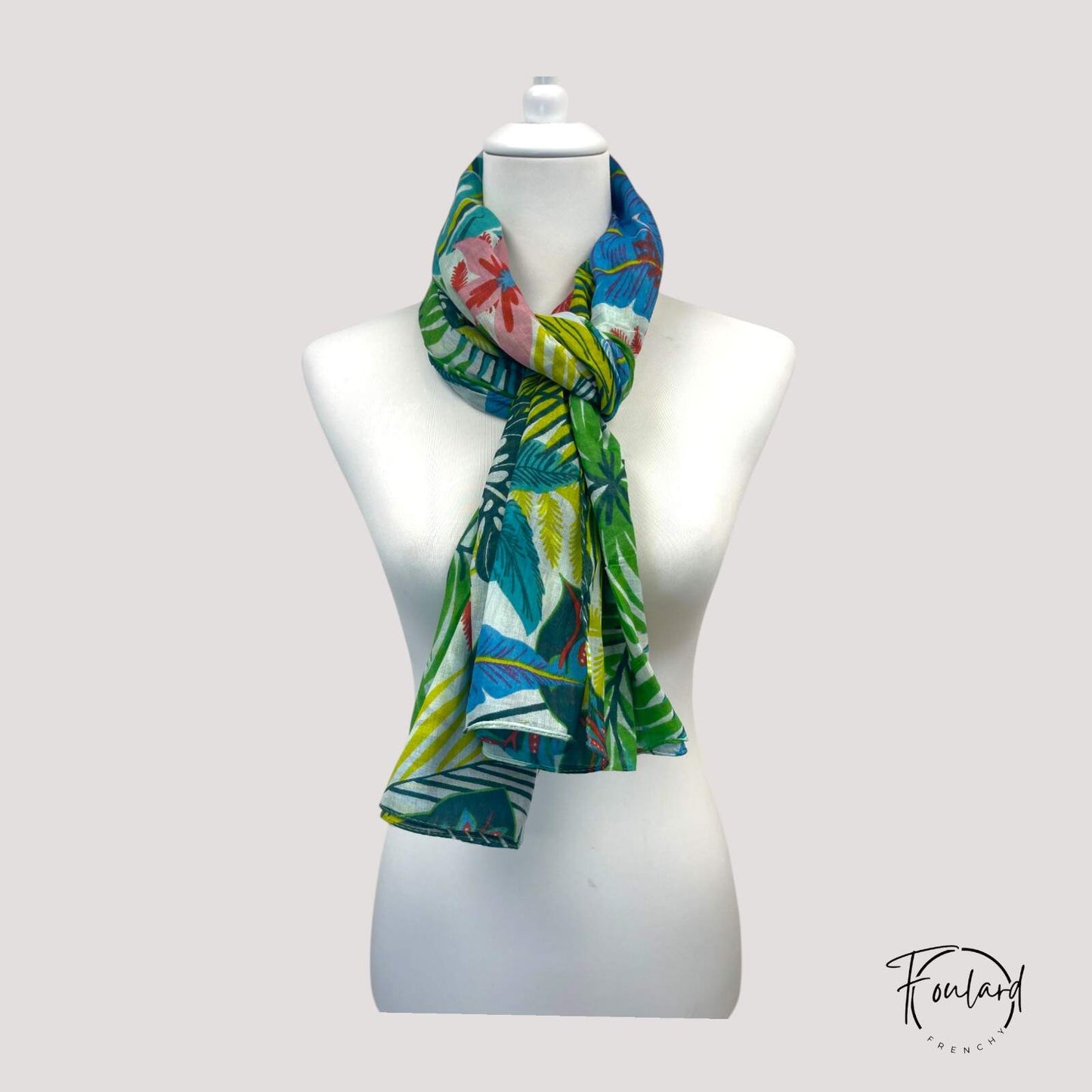 Foulard déployé montrant les motifs luxuriants et colorés