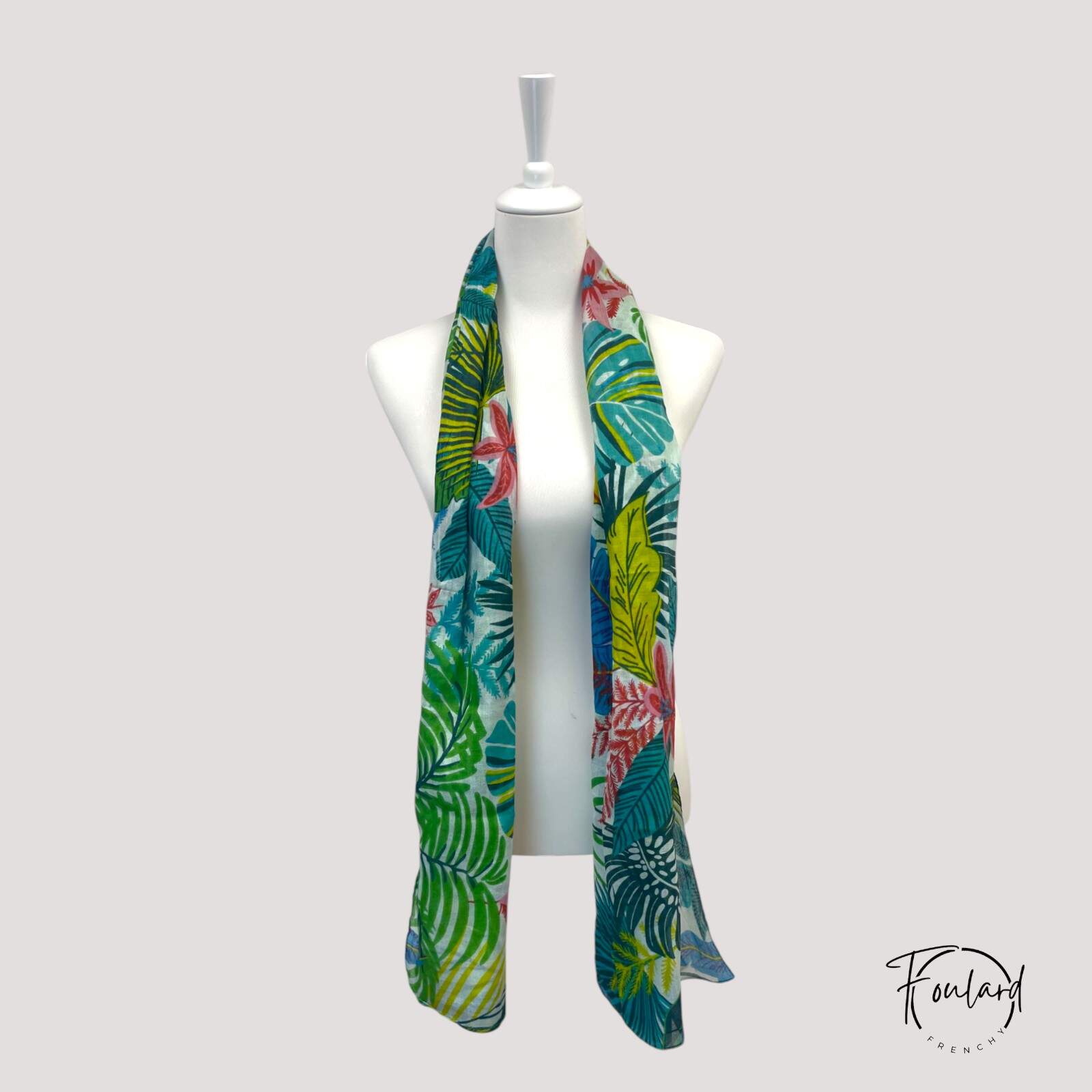 Gros plan sur le motif feuillage exotique du foulard