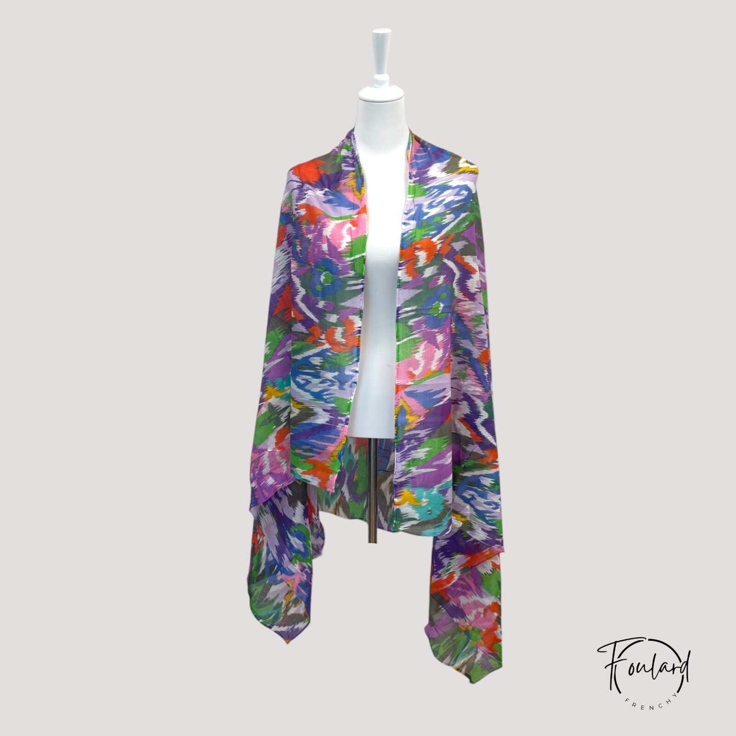 Détail du motif abstrait aux teintes vives du foulard