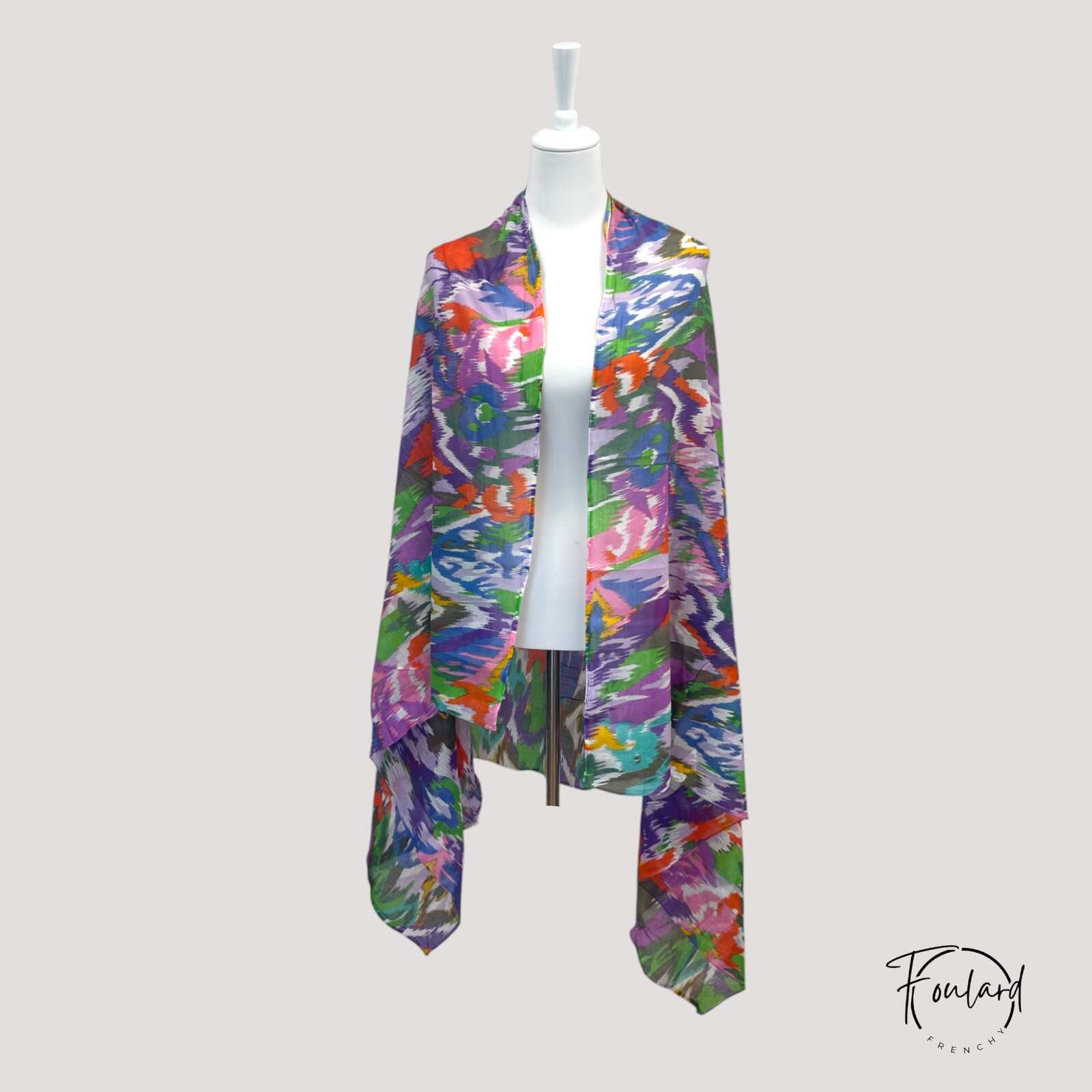 Détail du motif abstrait aux teintes vives du foulard