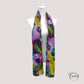 Détail des motifs floraux éclatants sur foulard bohème