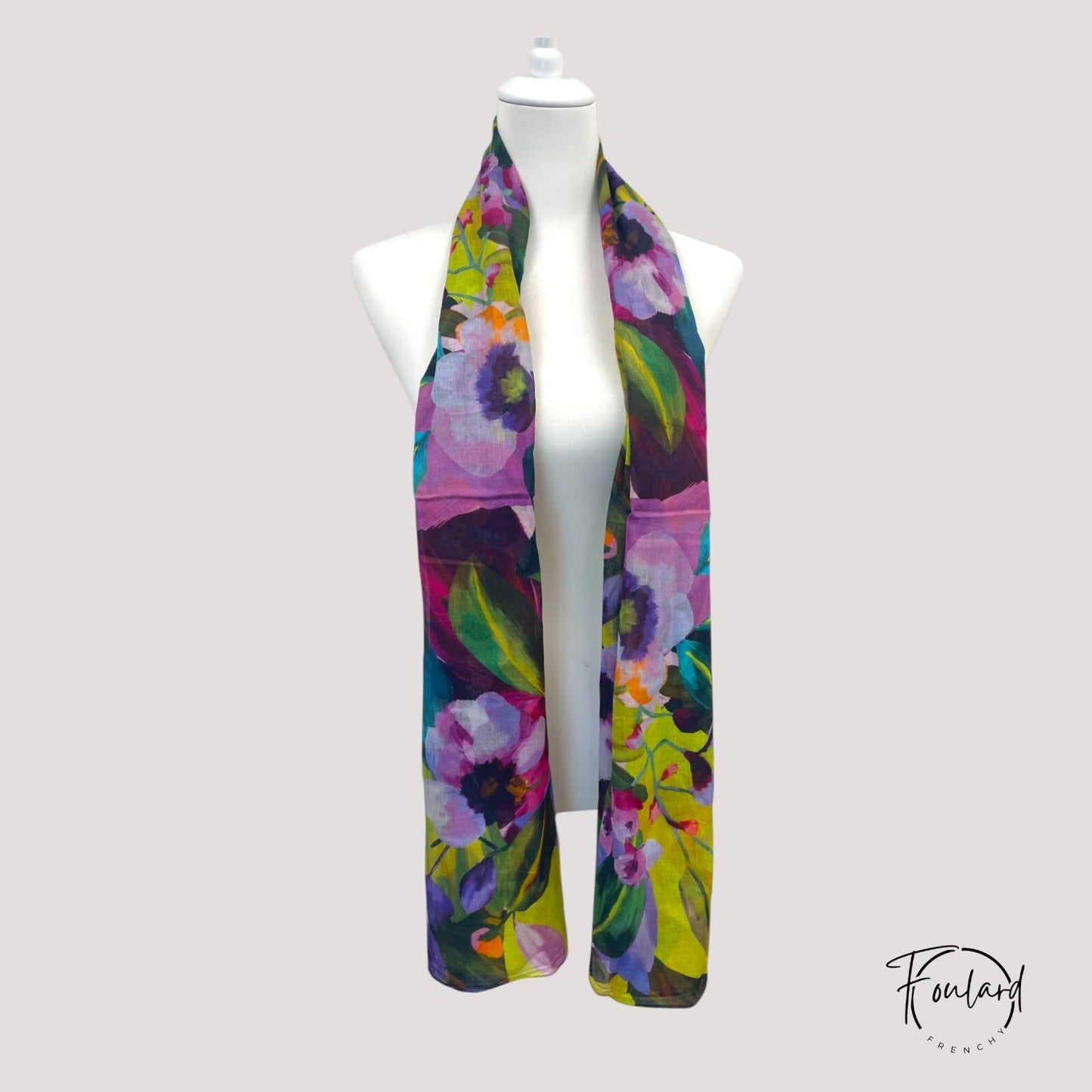 Détail des motifs floraux éclatants sur foulard bohème