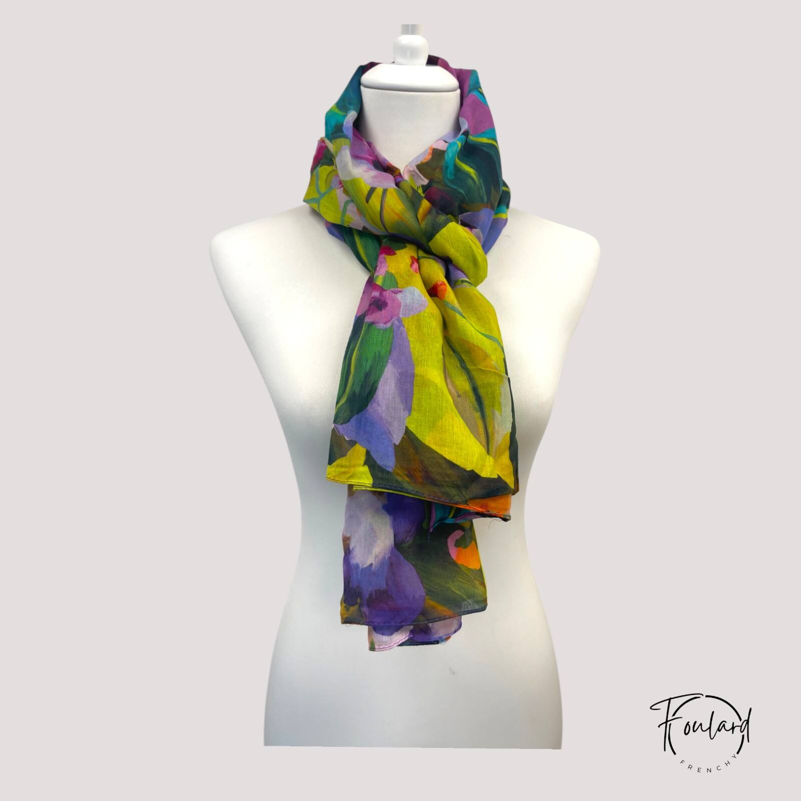 Foulard noué dans les cheveux pour un style bohème chic
