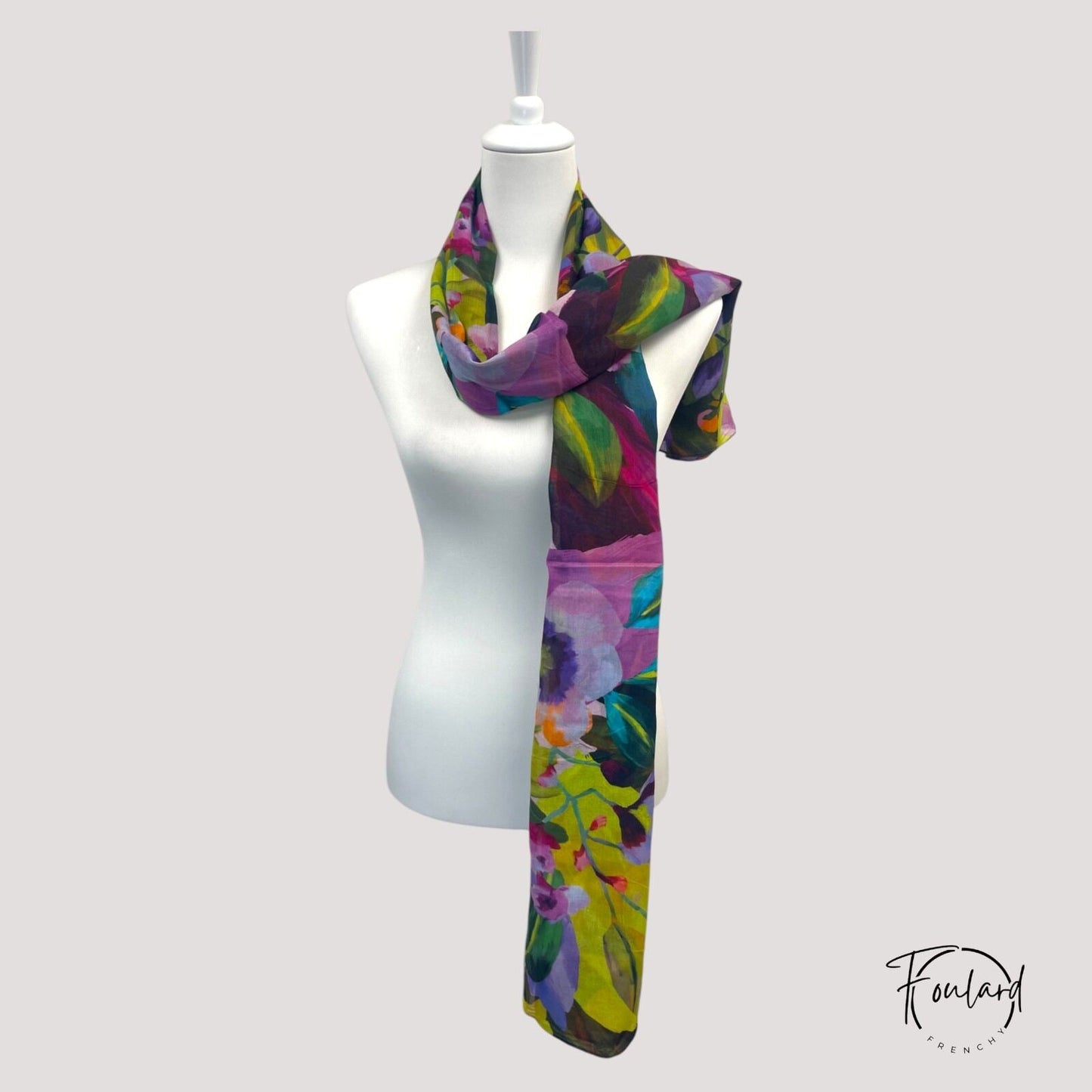Vue d'ensemble du foulard aux couleurs vives et estivales