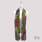 Détail des motifs floraux tropicaux sur le foulard
