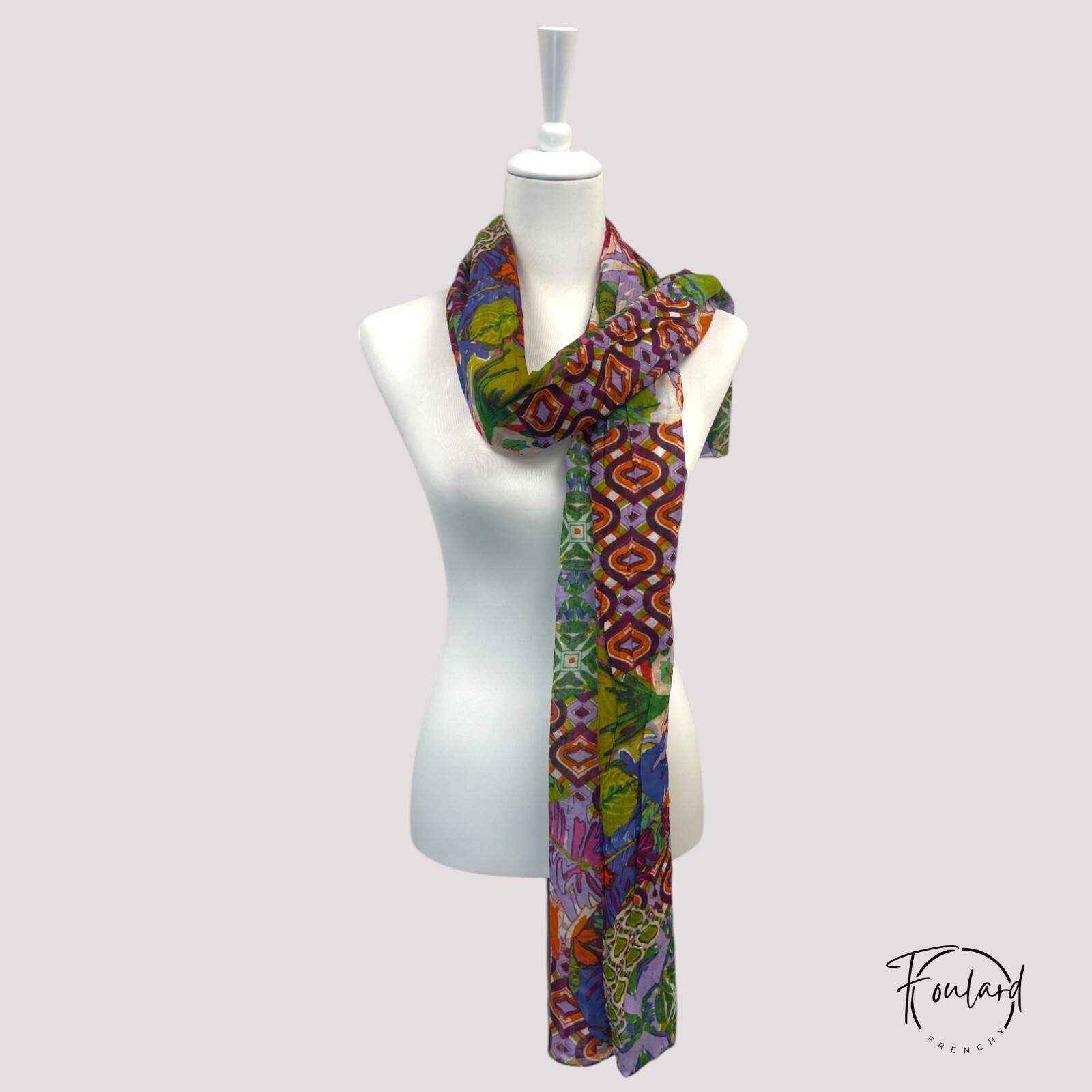 Vue rapprochée des couleurs vives et motifs du foulard