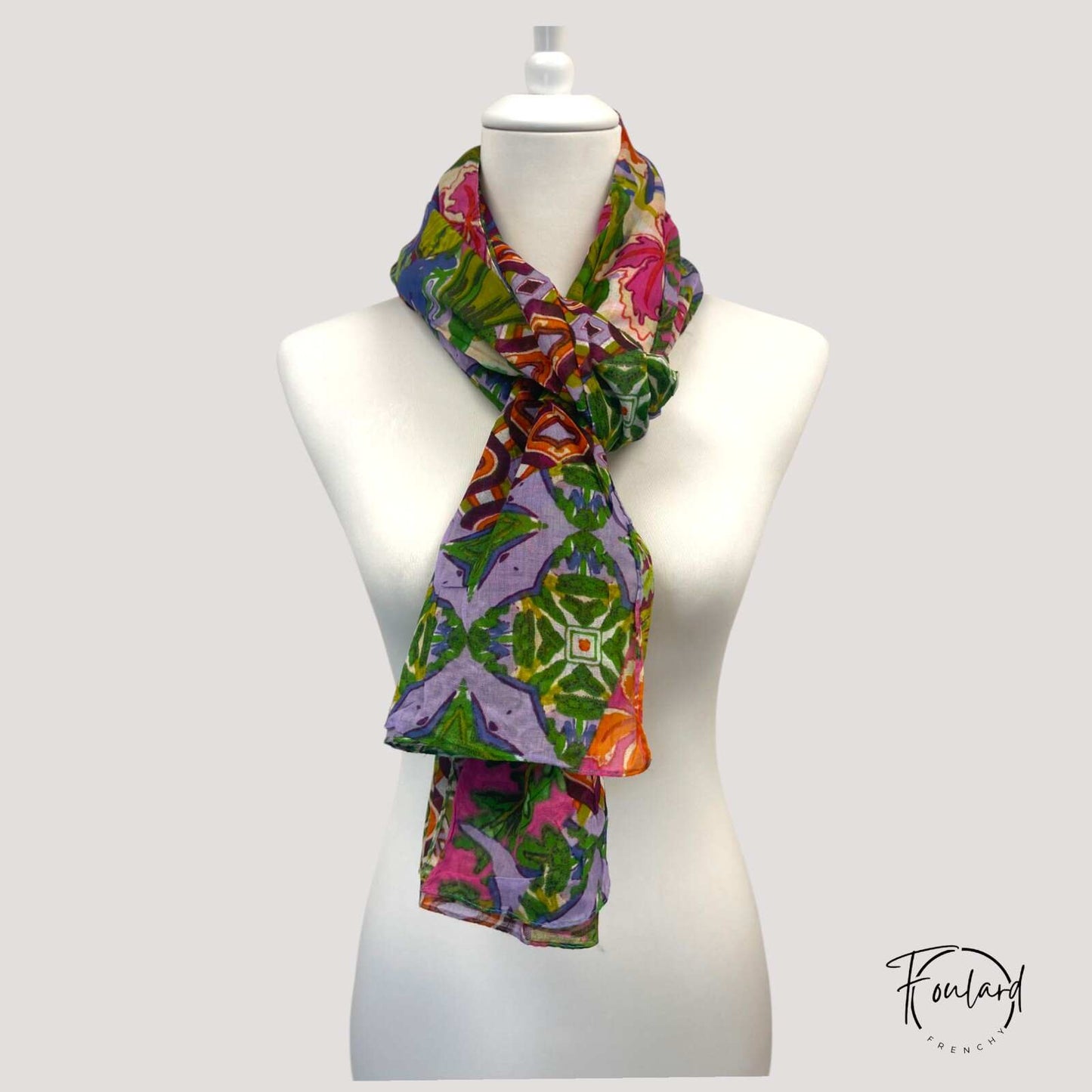 Foulard bohème noué sur un sac pour un style chic