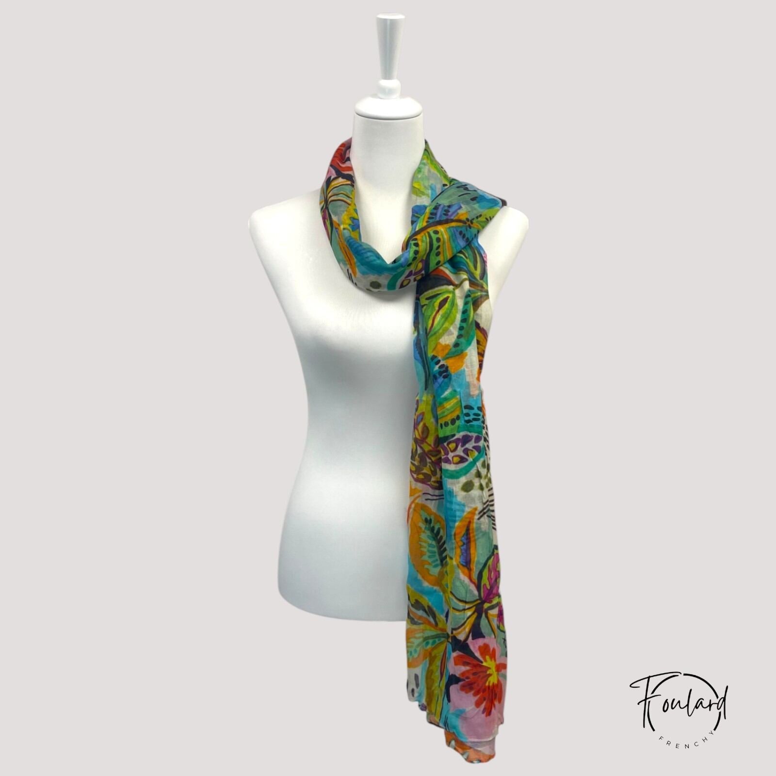 Détail de fleurs exotiques sur foulard en coton coloré