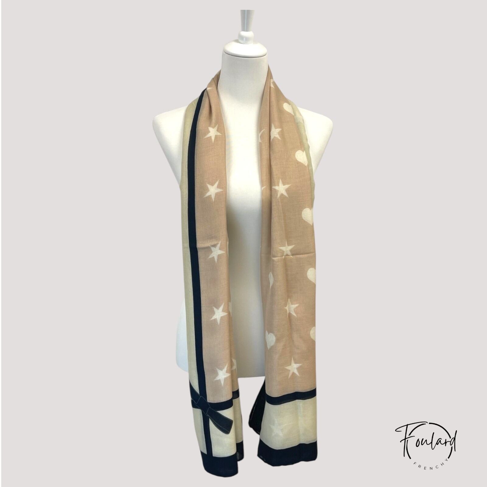 Gros plan sur le tissu polyester doux du foulard
