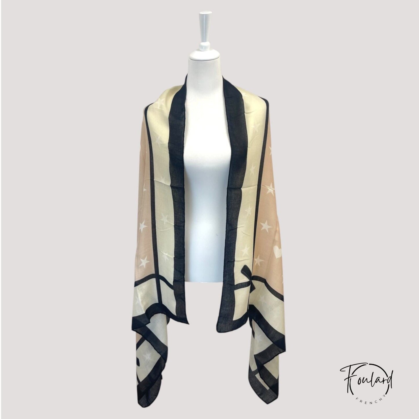 Foulard blanc et rose avec motifs féminins élégants