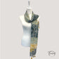Détail des pompons bohèmes sur le foulard vert
