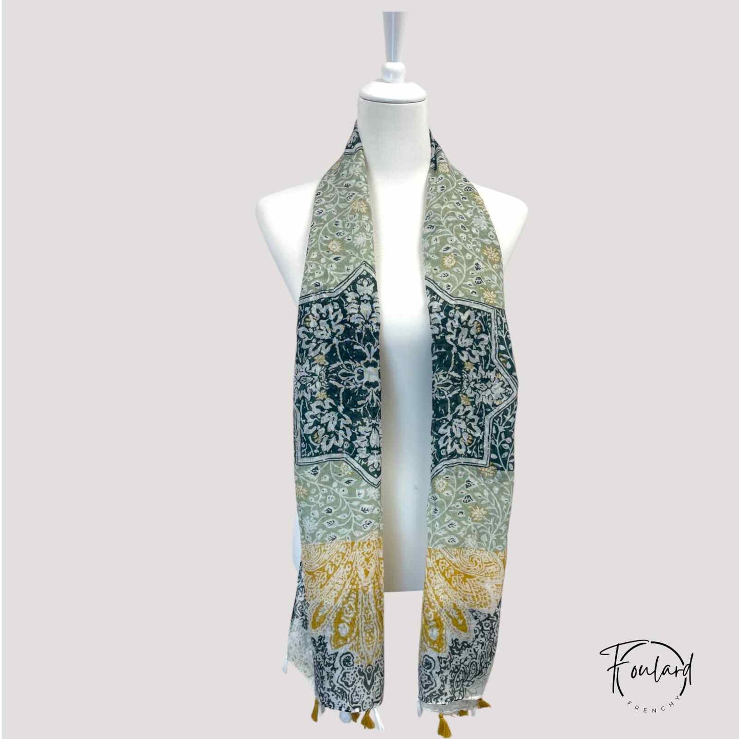 Foulard vert en polyester satiné, vue d'ensemble